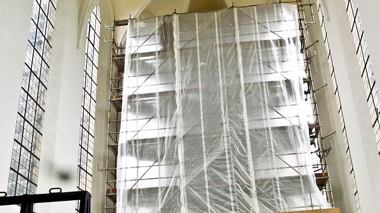 Blick in den Chor von St. Moriz. Das Epitaph bleibt noch eine Weile eingerüstet.Foto: Jochen Berger