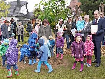 Im Garten des Montessori-Kinderhauses pflanzten die Kinder heimische Obstbäume ein. Foto: Pauline Lindner
