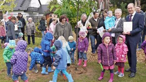 Im Garten des Montessori-Kinderhauses pflanzten die Kinder heimische Obstbäume ein. Foto: Pauline Lindner