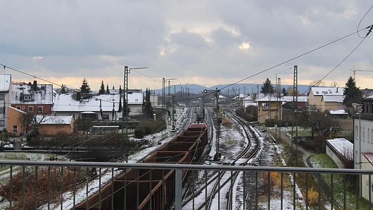 23.11.2015: Blick von der Zückshuter-Brücke Richtung Bahnhof