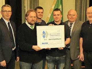 Bernd Drummer, Michael Schüpferling, Stefan Pieger, Manuel Drummer, Alexander Männlein und Josef Messingschlager (von links) bei der Verleihung der Silbernen Raute Foto: Franz Galster