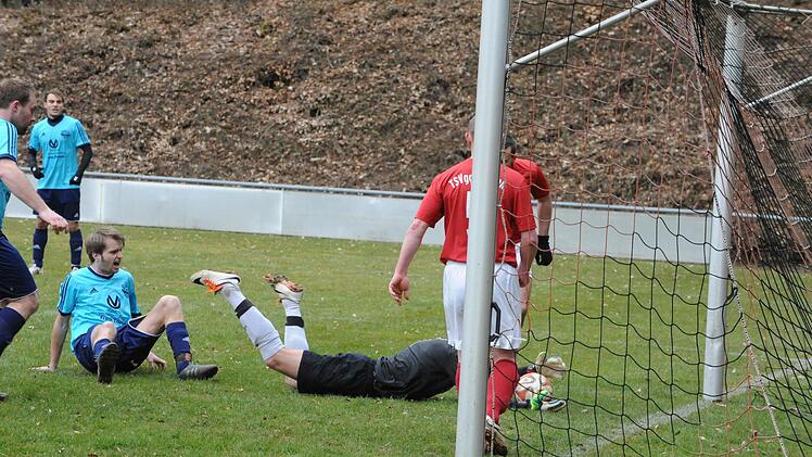 Knapp vorbei: Kein Tor für die SG Oerlenbach/Ebenhausen im Spiel gegen die TSVgg Hausen. Foto: Hopf