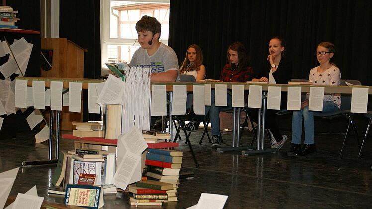 Florian Wacker setzte sich beim Lesewettbewerb der Mittelschulen Zeil, Ebelsbach und Eltmann knapp gegen die weibliche Konkurrenz durch. Foto: Sabine Weinbeer