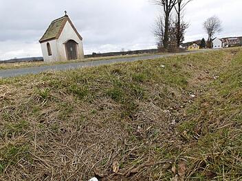 Nahe dieser Kapelle bei Kersbach wurde eine junge Frau von einem Mann im Mai 2016 vom Rad gerissen und im Straßengraben misshandelt. Jetzt steht ein Tunesier als mutmaßlicher Täter dafür vor dem Landgericht. Foto: Josef Hofbauer