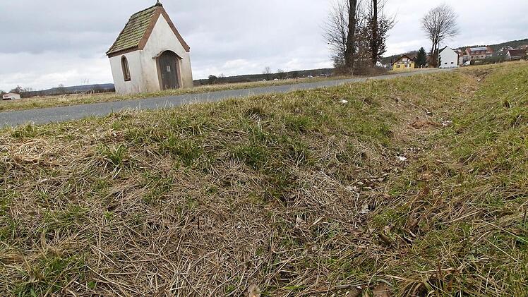 Nahe dieser Kapelle bei Kersbach wurde eine junge Frau von einem Mann im Mai 2016 vom Rad gerissen und im Straßengraben misshandelt. Jetzt steht ein Tunesier als mutmaßlicher Täter dafür vor dem Landgericht. Foto: Josef Hofbauer