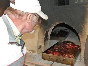 Bernhardt Knauer hatte am Samstag die "Feuerwache" am neuen Backofen. Foto: Carmen Schwind