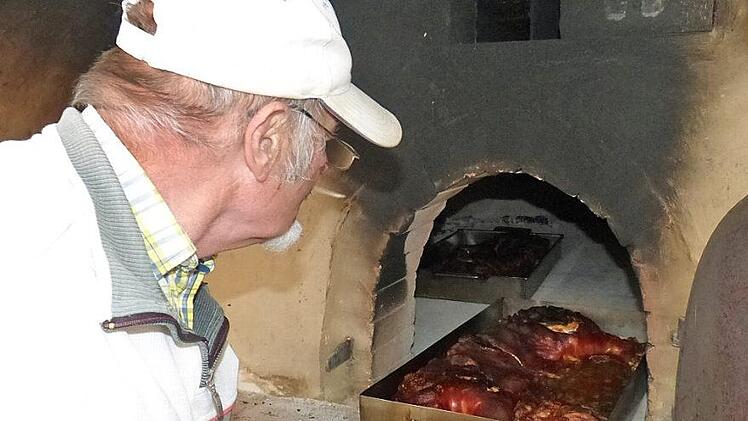 Bernhardt Knauer hatte am Samstag die "Feuerwache" am neuen Backofen. Foto: Carmen Schwind