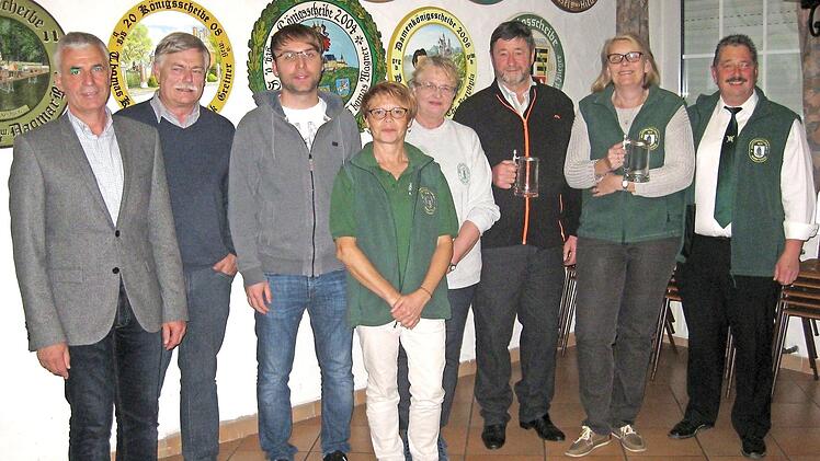 Die Preistr&auml;ger beim Strohschie&szlig;en: von links im Bild B&uuml;rgermeister Gregor Friedlein-Zech, Herbert Rebhan, Jan Wagner, Elfriede Linz, Gundi Rebhan, Reinhard Eichhorn, Marion Wolters und Zweiter Sch&uuml;tzenmeister Michael Pfadenhauer Fotos: Christine Przybyla