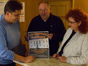 Werner Stapf, Alfred Kolenda und Doris Manz (v. l.) bei der Präsentation der Werbeplakate für den traditionellen Kupferberger Cäclilientreff.Klaus-Peter Wulf