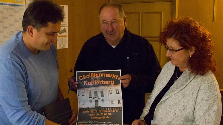 Werner Stapf, Alfred Kolenda und Doris Manz (v. l.) bei der Präsentation der Werbeplakate für den traditionellen Kupferberger Cäclilientreff.Klaus-Peter Wulf