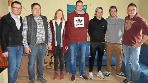 Um einen geordneten Ablauf des Burgpreppacher Jugendtreffs sorgen sich (von links) Jugendvertreter Markus Schorn, Bürgermeister Hermann Niediek, Luisa Ratzke, Vorsitzender Manuel Stottele, Beisitzer Luca Herbst, stellvertretender Vorsitzender Moritz Busch und Jugendvertreter Markus Hahn. Foto: Klemens Albert