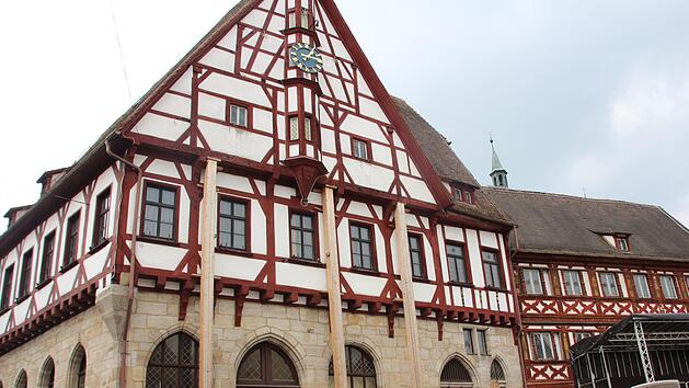 Das Forchheimer Rathaus steht auf Kr&uuml;cken. Foto: Andreas Schmitt