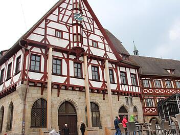 Das Forchheimer Rathaus steht auf Kr&uuml;cken. Foto: Andreas Schmitt
