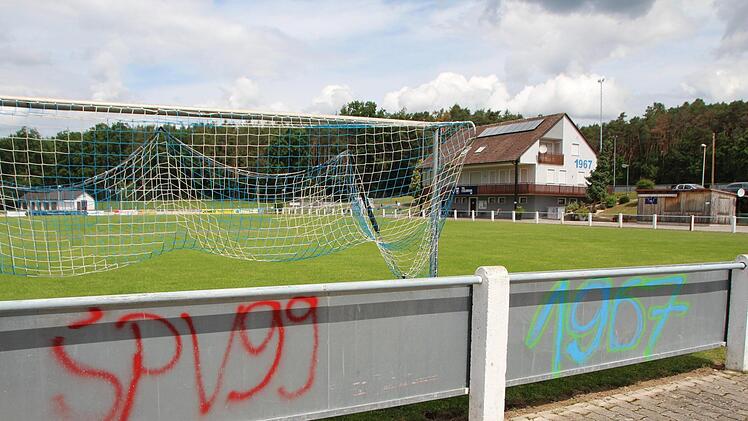 War der Sprayer gar ein Fan des Vereins? Die Spielvereinigung Etzelskirchen wurde 1967 gegründet.