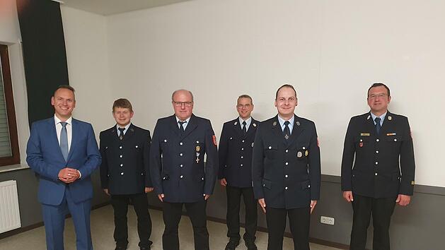 Bürgermeister  Mario Götz mit  dem stellvertretendem Vorsitzenden  Philipp Henz, Vorsitzendem  Lothar Henz, 1. Kommandant Matthias Reuter, 2. Kommandant Tobias Schmitt  und Kreisbrandmeister Thorsten Büchner.