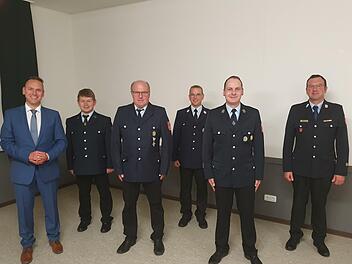B&uuml;rgermeister  Mario G&ouml;tz mit  dem stellvertretendem Vorsitzenden  Philipp Henz, Vorsitzendem  Lothar Henz, 1. Kommandant Matthias Reuter, 2. Kommandant Tobias Schmitt  und Kreisbrandmeister Thorsten B&uuml;chner.