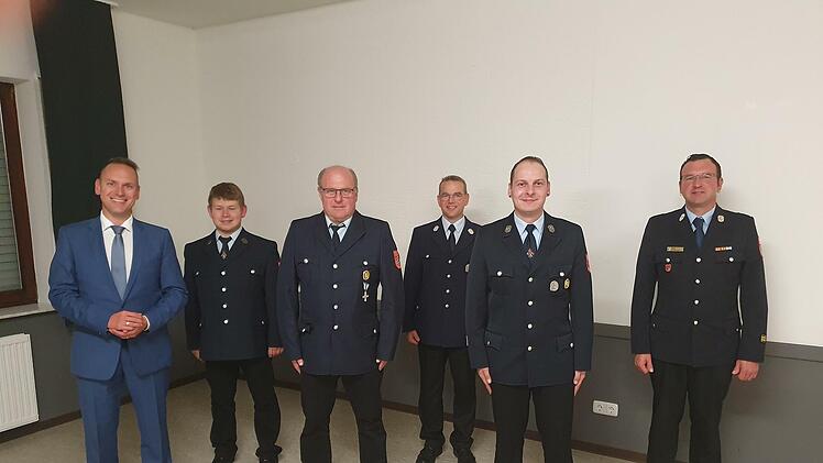 Bürgermeister  Mario Götz mit  dem stellvertretendem Vorsitzenden  Philipp Henz, Vorsitzendem  Lothar Henz, 1. Kommandant Matthias Reuter, 2. Kommandant Tobias Schmitt  und Kreisbrandmeister Thorsten Büchner.