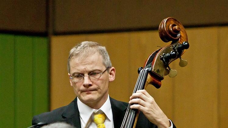 Am Kontrabass: Dietmar Engels.