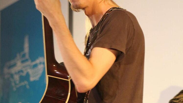 Bassspieler aus der Band von Cynthia Nickschas