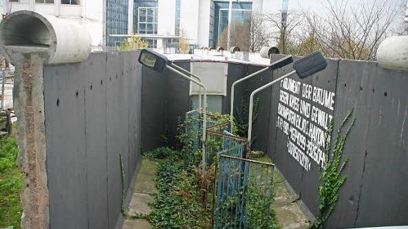 1. Eine der berühmtesten Mauern der Welt. Auch heute noch trifft man in Berlin immer wieder auf Mauerreste.