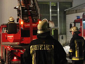 Ein Großaufgebot der Feuerwehren rückte am Montagabend bei der Firma Zitzmann in Stockheim an. Foto: Marco Meißner
