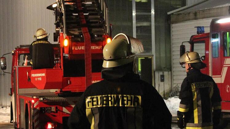 Ein Großaufgebot der Feuerwehren rückte am Montagabend bei der Firma Zitzmann in Stockheim an. Foto: Marco Meißner