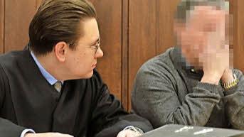 Der Angeklagter aus Feuchtwangen (r.) mit seinem Rechtsanwalt Horvat  Foto: Pelke