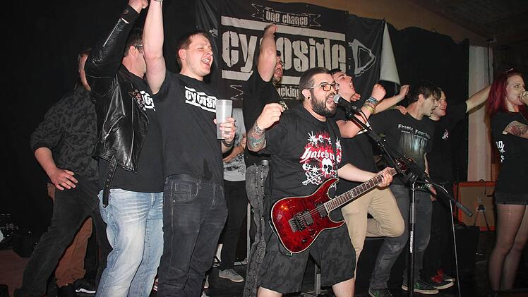 Voller Inbrunst sang ein vielstimmiger Fan-Chor auf der Bühne den "Agnostic Front"-Klassiker "Gotta Go" mit.