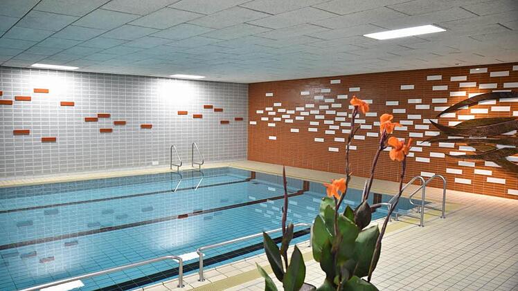 In neuem Glanz erstrahlt das Schwimmbecken im Königsberger Hallenbad