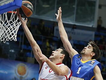 Zu Beginn setzte sich Nikos Zisis (l.), hier beim Korbleger gegen Khimkis Topwerfer Alexej Shved, einige Male schön in Szene. Letztlich präsentierte sich aber kaum ein Bamberger in Normalform. Foto: dpa