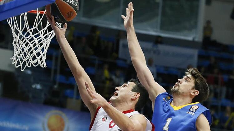 Zu Beginn setzte sich Nikos Zisis (l.), hier beim Korbleger gegen Khimkis Topwerfer Alexej Shved, einige Male schön in Szene. Letztlich präsentierte sich aber kaum ein Bamberger in Normalform. Foto: dpa