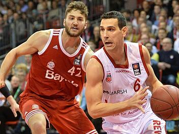 Nikos Zisis (mit Ball) zieht an Maxi Kleber vorbei. Der Münchner hatte in Spiel 2 vor allem mit seinem Saisonbestwert von sieben Blocks auf sich aufmerksam gemacht. Foto: dpa