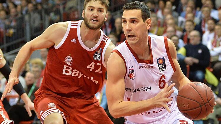 Nikos Zisis (mit Ball) zieht an Maxi Kleber vorbei. Der Münchner hatte in Spiel 2 vor allem mit seinem Saisonbestwert von sieben Blocks auf sich aufmerksam gemacht. Foto: dpa