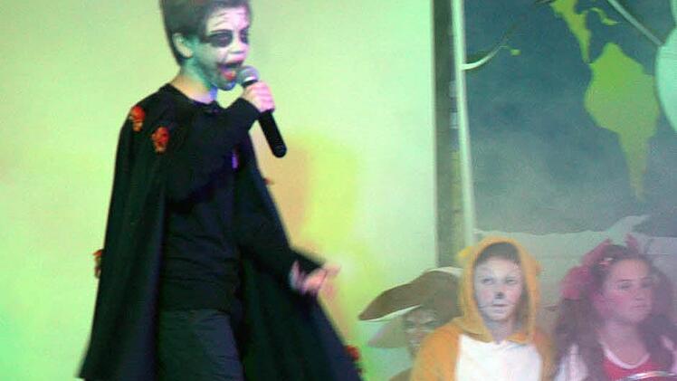 Nachdem man die Welt kennen gelernt hat, hat der Hass keine Chance mehr unter den Lebewesen: Elias Walter zeigte beim Musical der Theatergruppe Rugendorf eine bravouröse Leistung. Fotos: Klaus Klaschka