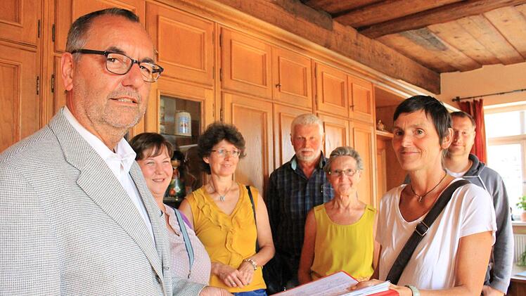 Sandra Nossek übergibt Bürgermeister Jürgen Kohmann (CSU) die Unterschriften. Foto: Dominic Buckreus