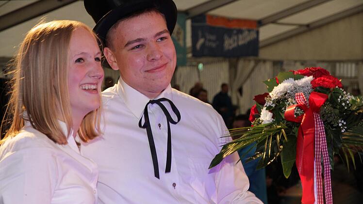 Das Betzenaustanzen im Festzelt,  hier das Siegerpaar  Josepha Maaßen und Stefan Eismann  Foto: Mathias Erlwein