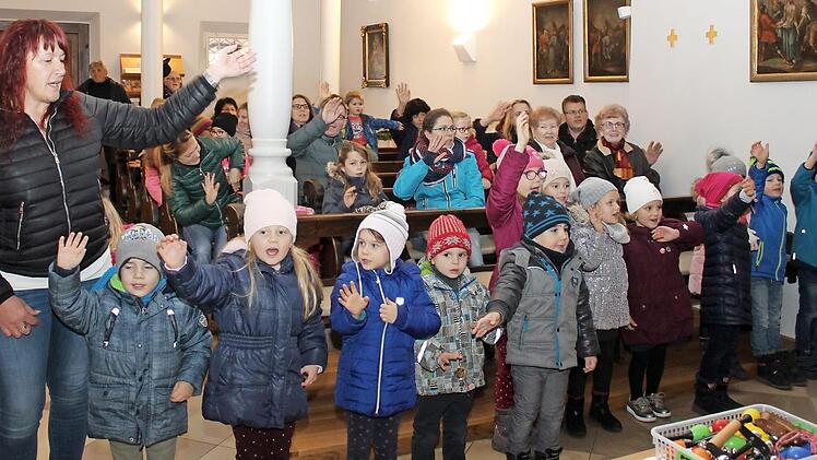 Die Jungen und Mädchen der Kita "Arche Noah" aus Steppach sangen ein Lied. Fotos: Evi Seeger