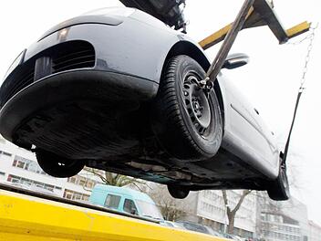 Schlie&szlig;lich musste ihr Auto abgeschleppt werden: eine 21-J&auml;hrige ist in Suhl eine Treppe hinab gefahren. Symbolbild: Julian Stratenschulte/dpa