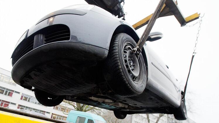 Schlie&szlig;lich musste ihr Auto abgeschleppt werden: eine 21-J&auml;hrige ist in Suhl eine Treppe hinab gefahren. Symbolbild: Julian Stratenschulte/dpa