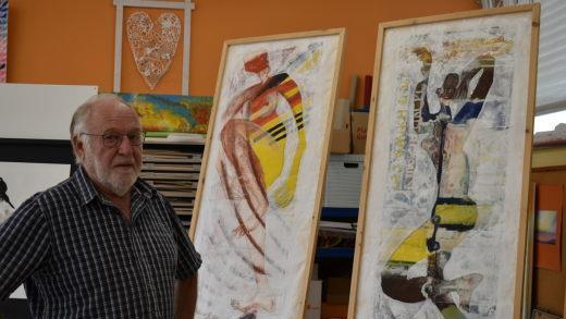 Der Künstler Heinrich Wolf erklärt Besuchern die Technik des Linoldruckes.Foto: Andreas Lomb