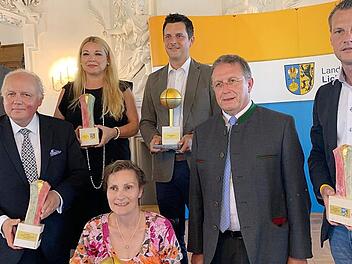 Die Vertreter der mit dem Ausbildungslöwen 2019 geehrten Firmen mit Landrat Christian Meißner (links) und Bezirkstagspräsident Henry Schramm (2. von rechts ): Kurhotel an der Obermain-Therme, HUK-Coburg-Kundendienstbüro Yvonne Fiedler-Stettner, Restaurant Rödiger, Baugesellschaft Raab und Baugesellschaft Dietz (von links) Foto: Karin Straessner