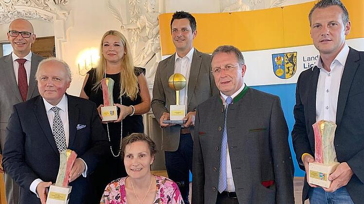 Die Vertreter der mit dem Ausbildungslöwen 2019 geehrten Firmen mit Landrat Christian Meißner (links) und Bezirkstagspräsident Henry Schramm (2. von rechts ): Kurhotel an der Obermain-Therme, HUK-Coburg-Kundendienstbüro Yvonne Fiedler-Stettner, Restaurant Rödiger, Baugesellschaft Raab und Baugesellschaft Dietz (von links) Foto: Karin Straessner