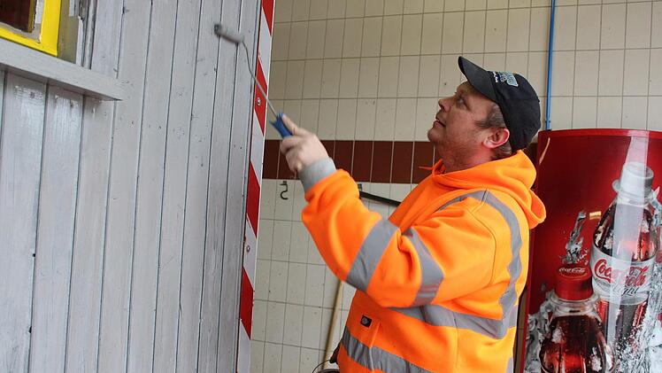 Stefan Hoderlein streicht den Bauwagen, damit dieser für den Sommer wieder einsatzbereit ist. Foto: Cindy Dötschel