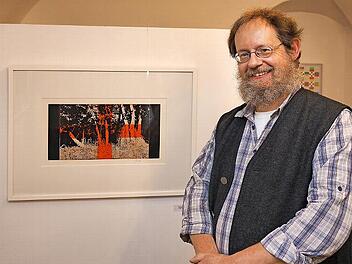 Peter Schoppel vor einem Werk aus dem Zyklus "Arbor"