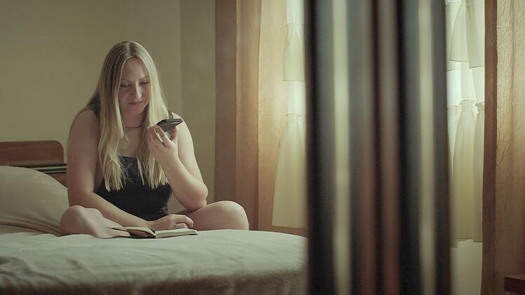 Alisa ist von Florida ins ehemalige Jugoslawien geflogen, um sich auf die Spurensuche ihrer Familie und der Geschehnisse in Srebrenica vor 30 Jahren zu machen.