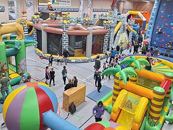 Die Kulisse erinnert spontan an die Scherzfrage: Was ist gr&uuml;n und h&uuml;pft im Gras und lacht? Eine Freuschnecke &hellip;