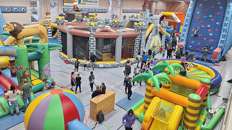 Die Kulisse erinnert spontan an die Scherzfrage: Was ist gr&uuml;n und h&uuml;pft im Gras und lacht? Eine Freuschnecke &hellip;