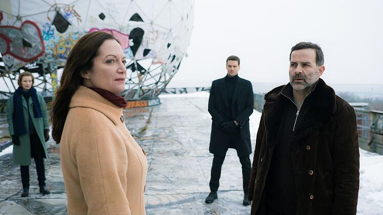 Finale an der Radarstation aus dem Kalten Krieg: Karla (Natalia W&ouml;rner, zweite von links) fragt Nikolaj Petrow (Beat Marti, rechts) nach der Wahrheit.