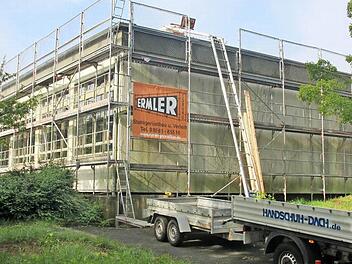 Dringlich waren die bereits angelaufenen Dachdeckerarbeiten am Bürgersaal, die künftig Frauengrund-Halle heißen wird. Foto: Ralf Kestel