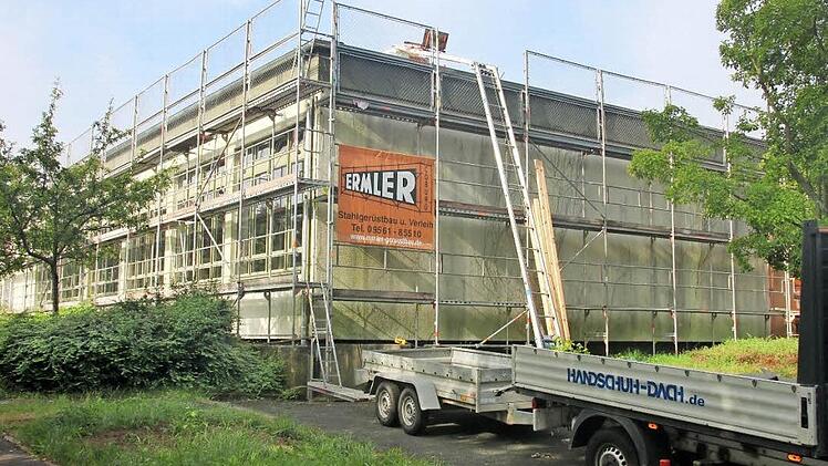 Dringlich waren die bereits angelaufenen Dachdeckerarbeiten am Bürgersaal, die künftig Frauengrund-Halle heißen wird. Foto: Ralf Kestel